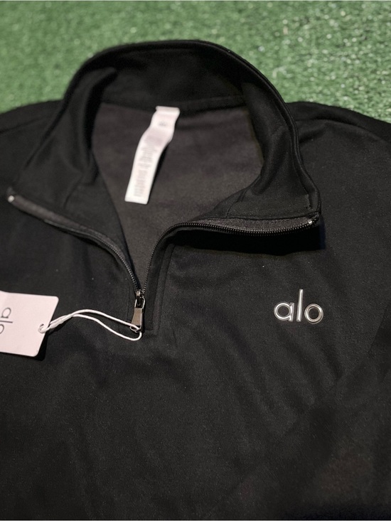 ALO Yoga Other - ALO Yoga Black Zip-Up Pullover with Subtle Logo Tag